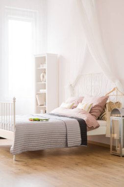 Yatak odası ile yatak ve pencere