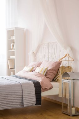 Dekoratif fener beyaz yatak odası