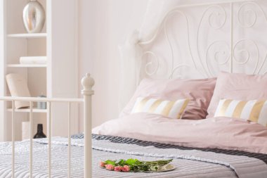 Beyaz Çift Kişilik Yatak ve kitaplık