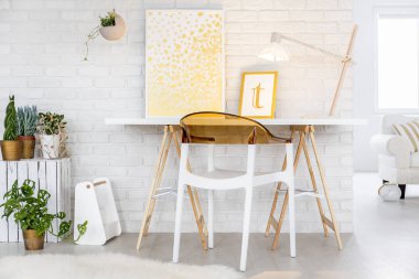 Minimalist masa ve sandalye