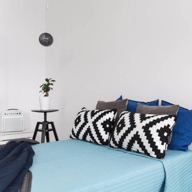 Modern mavi yatak odası