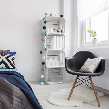 DIY regale ile minimalist iç