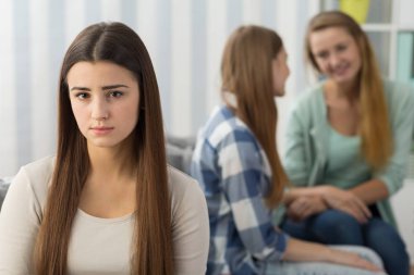 Arkada dedikodu arkadaşları ile mutsuz kız