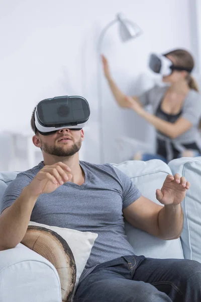 Casal usando óculos de realidade virtual — Fotografia de Stock