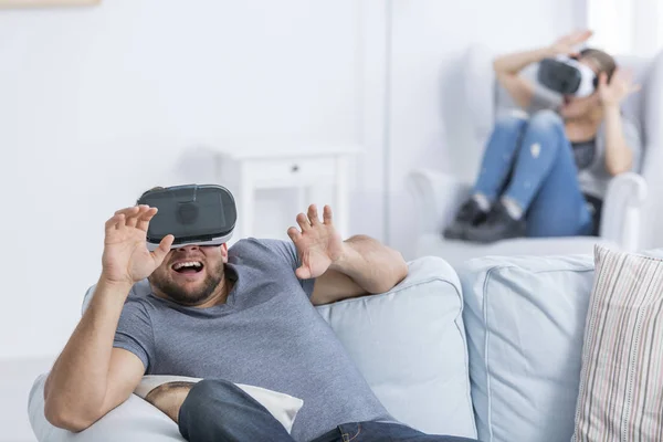 Junges paar mit vr brille — Stockfoto