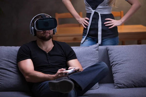 Gamer met Vr-bril en boos meisje — Stockfoto