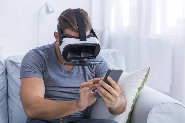 Man met behulp van een telefoon met Vr-bril — Stockfoto