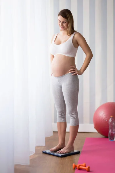 Femme enceinte debout sur les échelles — Photo