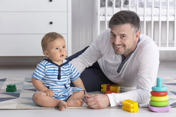 Sonriente padre con un niño pequeño —  Fotos de Stock