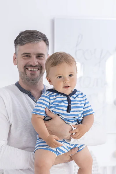 Sonriente padre sosteniendo bebé — Foto de Stock