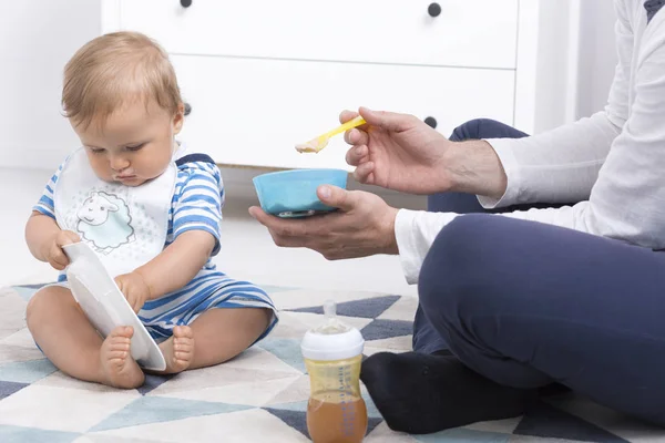 Bebek besleme sırasında — Stok fotoğraf