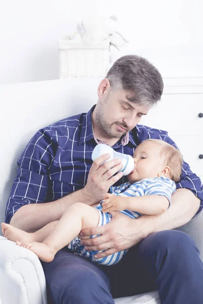 Vater füttert Baby mit Flasche — Stockfoto