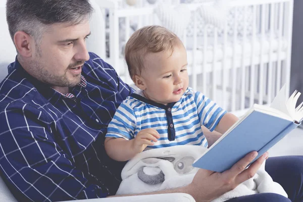 Отец с ребенком читает книгу — стоковое фото