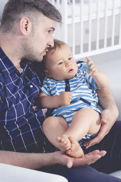 Papa hält Baby in entkleideten Pijamas — Stockfoto