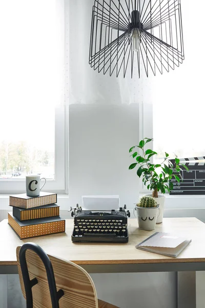 Sala de oficina con escritorio — Foto de Stock