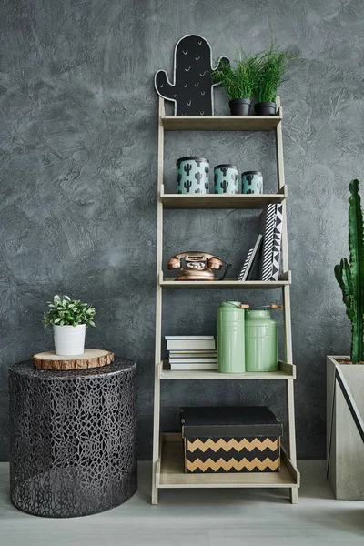 Grijze muur stucwerk en bookshelf — Stockfoto