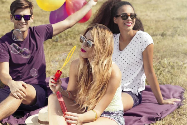 Women and man relaxing outdoors — Stock Photo, Image