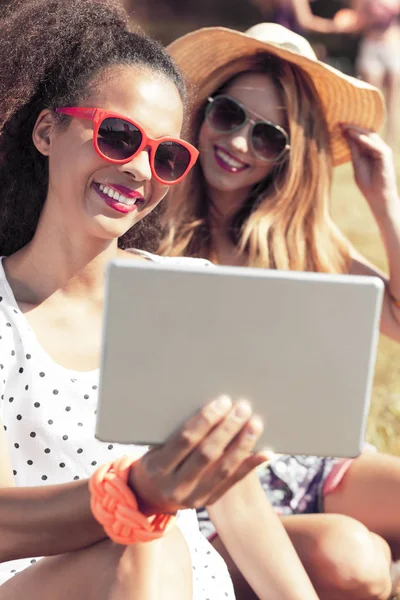 Mujeres en gafas de sol tomando selfie con comprimido — Foto de Stock