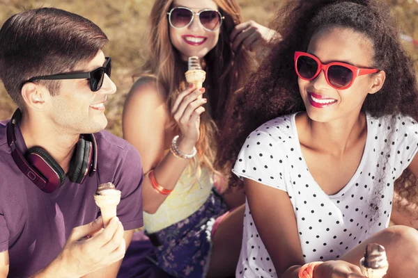 Happy vrienden ijsjes eten — Stockfoto