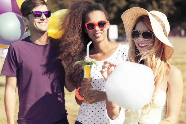 Amigos con bebidas y algodón de azúcar — Foto de Stock