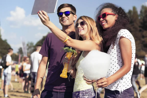 Unga kvinnor och man tar selfie — Stockfoto