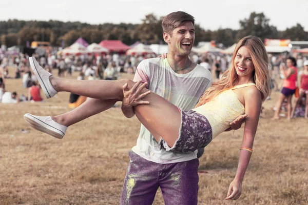 Hombre sosteniendo novia durante el festival — Foto de Stock