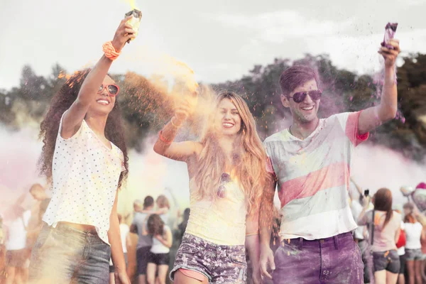 Amigos felizes durante o festival de cores — Fotografia de Stock