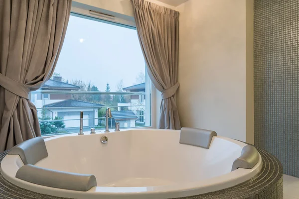 Ванная комната с джакузи — стоковое фото