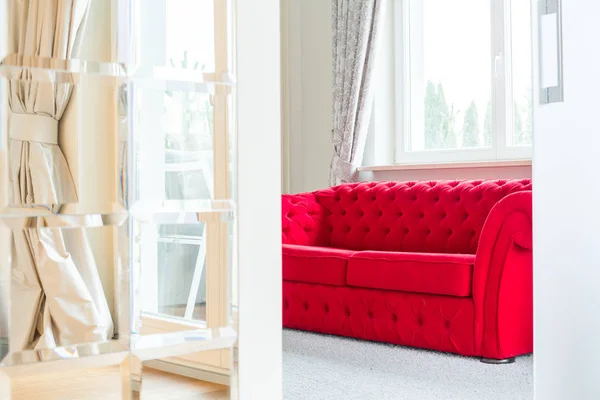 Zimmer mit roter Couch — Stockfoto