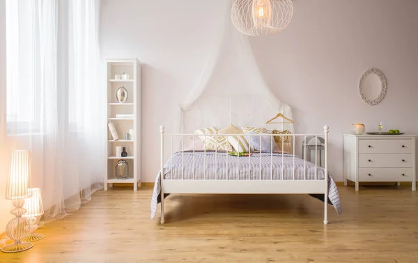 Tweepersoonsbed en decoratieve verlichting — Stockfoto