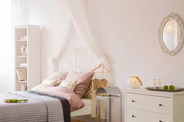 Room with bed and dresser — Stock Photo, Image