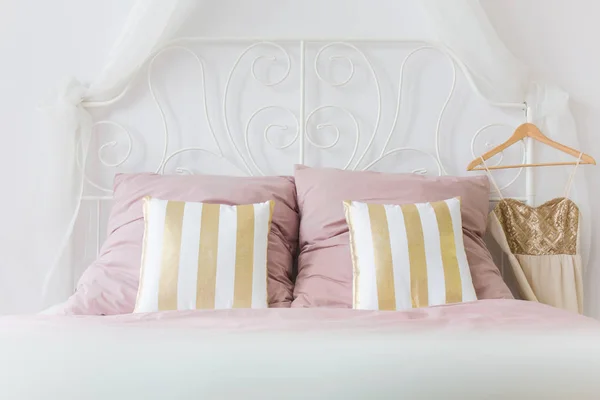 Podwójne łóżko z zagłówkiem metalowe — Zdjęcie stockowe