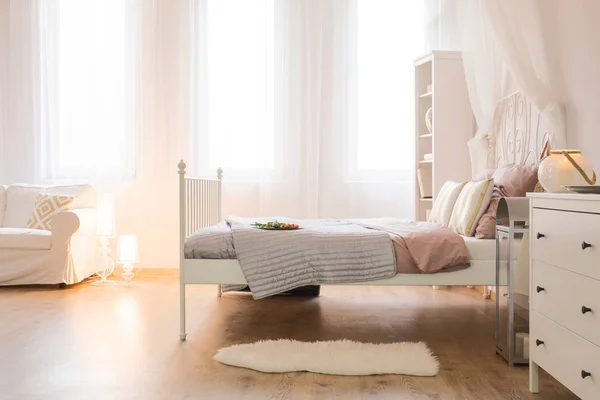 ベッドとソファのインテリア — ストック写真