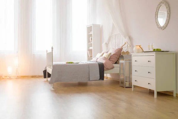 Ruime slaapkamer met bed — Stockfoto