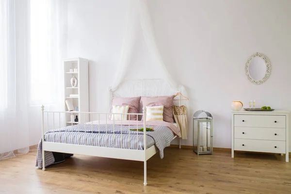 Witte slaapkamer met tweepersoonsbed — Stockfoto