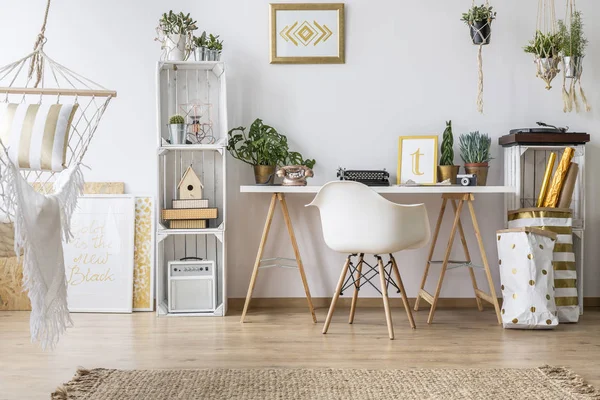 Flat met Bureau en stoel — Stockfoto