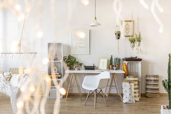 Quarto com área de trabalho — Fotografia de Stock