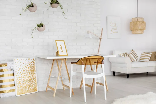 Wohnung mit minimalistischem Dekor — Stockfoto