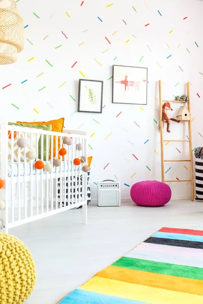 Dormitorio infantil con cuna —  Fotos de Stock