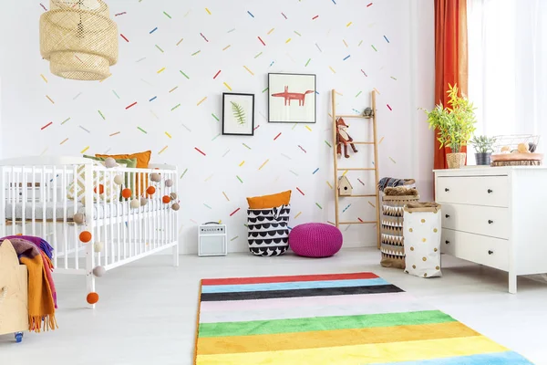 Camera bianca per bambini con lettino — Foto Stock