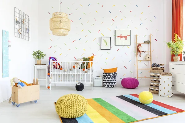 Baby room con parete bianca — Foto Stock