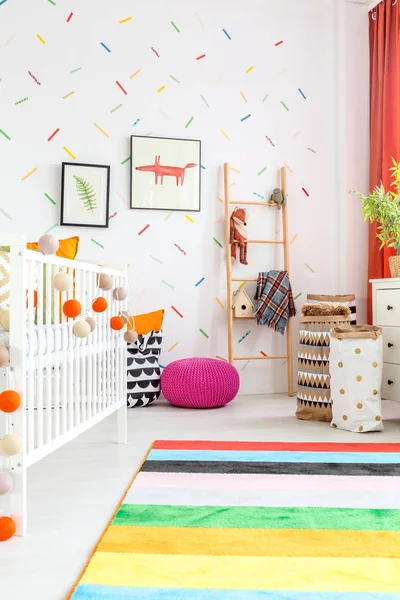 Neugeborenes Schlafzimmer mit Kinderbett — Stockfoto