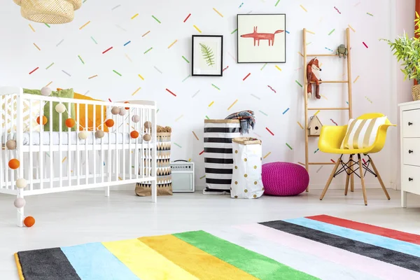 Baby room con sedia gialla — Foto Stock