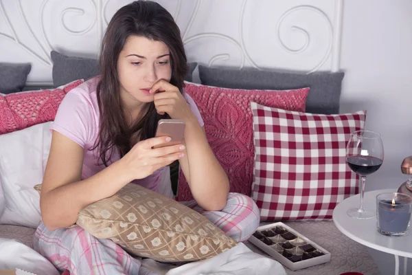 Mujer deprimida con teléfono celular —  Fotos de Stock