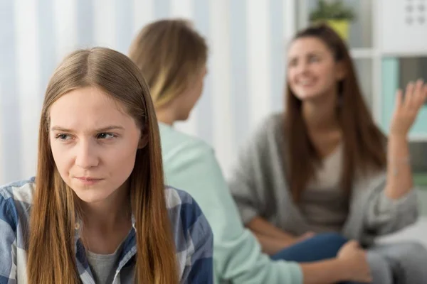 Verdrietig meisje met vrienden — Stockfoto