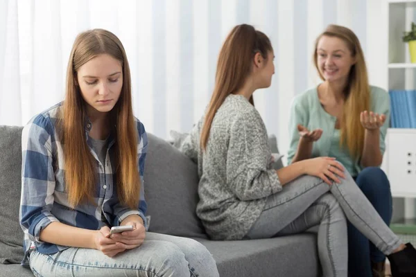 Escluso adolescente che guarda smartphone — Foto Stock