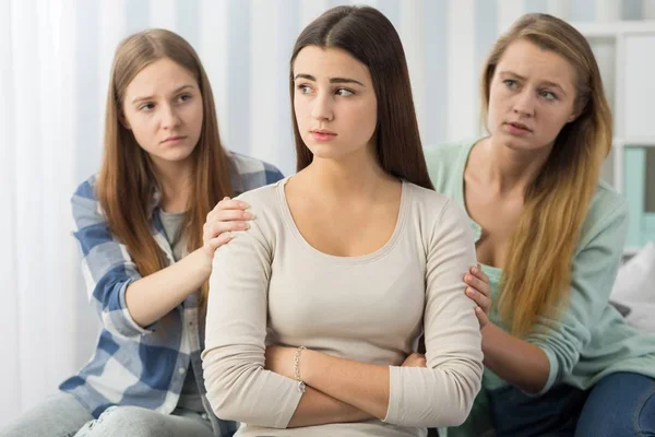 Tonåringen som stöds av orolig vänner — Stockfoto