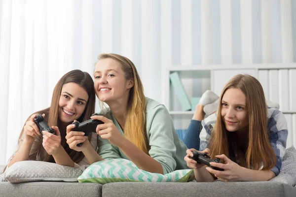 Girlfriends playing video game — Stock Photo, Image