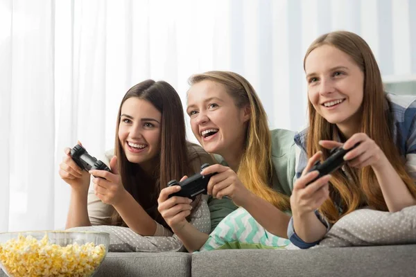 Teenage girls playing a video game — Stock Photo, Image