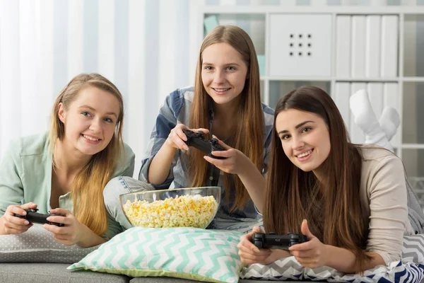 Entspannte Freundinnen spielen ein Videospiel — Stockfoto